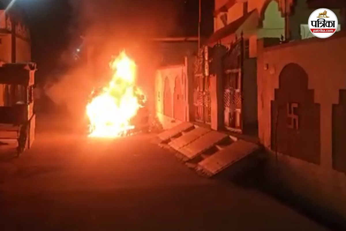 दो कारों में लगी भीषण आग (फोटो सोर्स- पत्रिका)