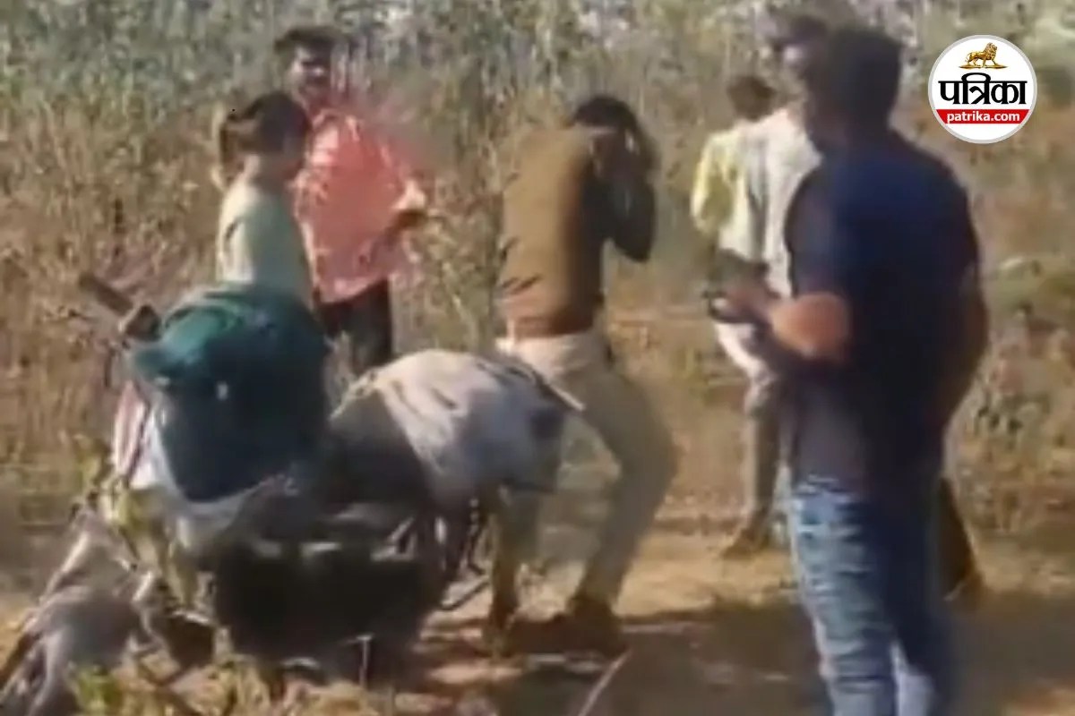 युवकों ने डंडे-बेल्ट से कर दी धुनाई (photo source- Patrika)