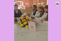 शादी में डिजिटल मेन्यू, टेबल पर रखे QR कोड स्कैनर पत्रिका फोटो