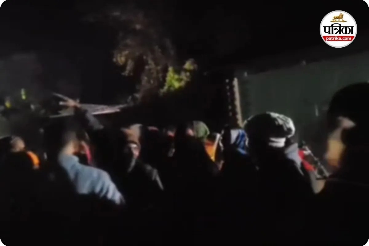 Dhamtari News: धर्मांतरित व्यक्ति के शव दफनाने को लेकर गांव में बवाल, देखें Video