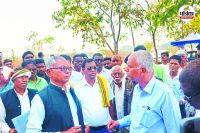 तूएगोंदी के ग्रामीण 45 किमी पैदल चलकर पहुंचे कलेक्ट्रेट (फोटो सोर्स- पत्रिका)