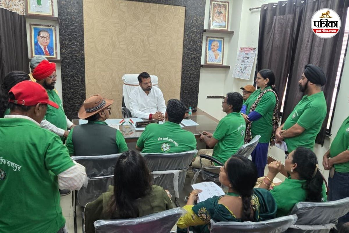 ग्रीन आर्मी के सदस्य निगम मुख्यालय पहुंचे (फोटो सोर्स- पत्रिका)