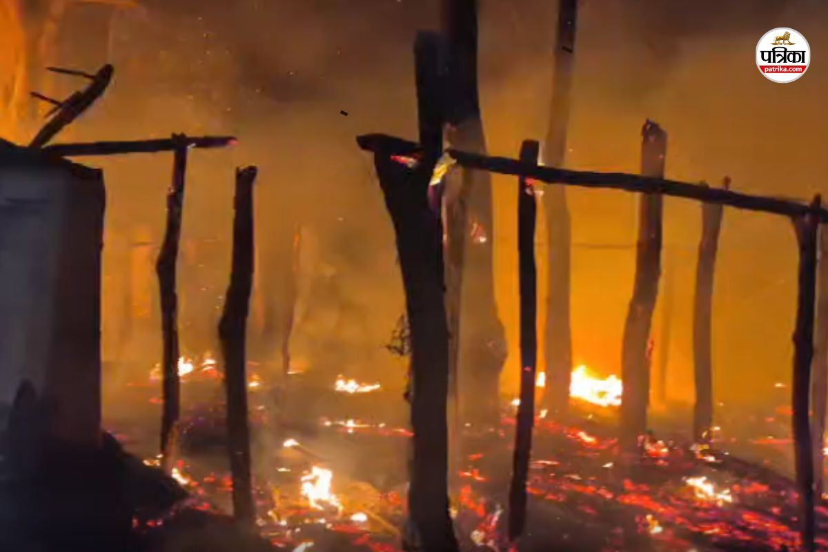 Mainpat Tiger Point Fire: मैनपाट के टाइगर पॉइंट में लगी भीषण आग, दर्जनों दुकानें जलकर राख, देखें Video(photo-patrika)
