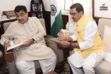 केंद्रीय मंत्री नितिन गडकरी से चर्चा करते केंद्रीय राज्य मंत्री तोखन साहू (फोटो सोर्स- पत्रिका)