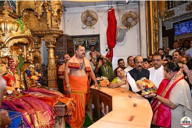 Sunetra Pawar visits Siddhivinayak Mandir