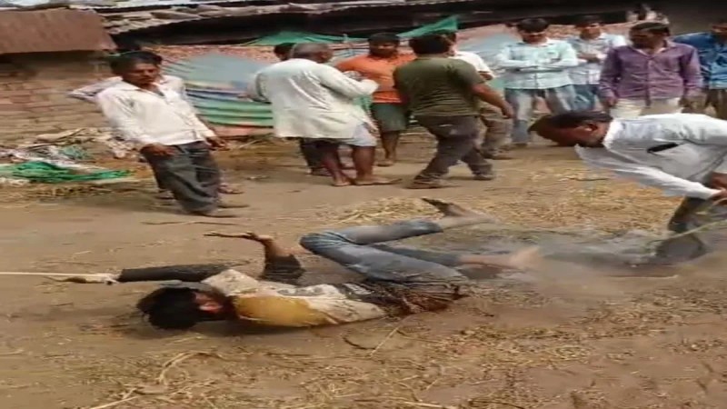 धार जिले का मामला...पिटते दिख रहे युवक पर पहले प्रकरण, फिर आरोपियों की तलाश