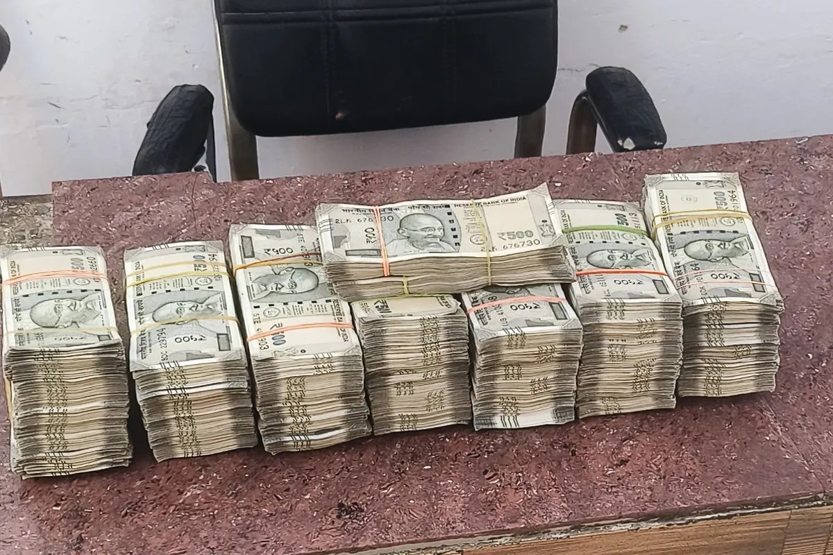 Dholpur, Dholpur News, Rajasthan News, Former Chairman, money found in car, police checking, धौलपुर, धौलपुर न्यूज, राजस्थान न्यूज, पूर्व चेयरमैन, कार में मिले रुपए, पुलिस चैकिंग