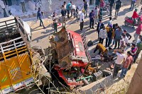 चालक-खलासी घायल, एसएमएस अस्पताल में भर्ती