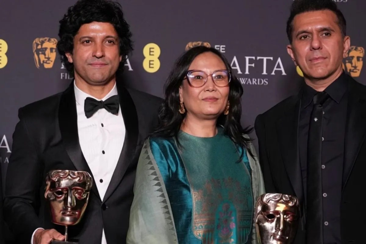 फरहान अख्तर की फिल्म ने BAFTA अवॉर्ड जीतकर भारत का नाम रोशन कर दिया है। फैंस इसे लेकर सोशल मीडिया पर खुशी जाहिर कर रहे हैं। जिस समय फिल्म के नाम की अनाउंसमेंट हुई पूरे हॉल में तालियां बजने लगीं।