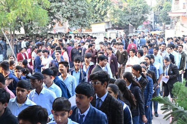 राजस्थान माध्यमिक शिक्षा बोर्ड की सैकण्डरी और सीनियर सैकण्डरी परीक्षाओं का गुरुवार से औपचारिक आगाज़ हो गया। पहले ही दिन राजधानी जयपुर के परीक्षा केंद्रों पर विद्यार्थियों की भारी उपस्थिति देखने को मिली। 