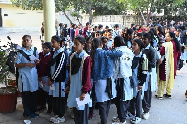 परीक्षा की निष्पक्षता और पारदर्शिता सुनिश्चित करने के लिए सभी केंद्रों पर सख्त सुरक्षा व्यवस्था, उड़नदस्तों की तैनाती और सीसीटीवी निगरानी की गई है। बोर्ड प्रशासन ने स्पष्ट किया है कि नकल या अनुचित साधनों के प्रयोग पर जीरो टॉलरेंस की नीति अपनाई जाएगी।