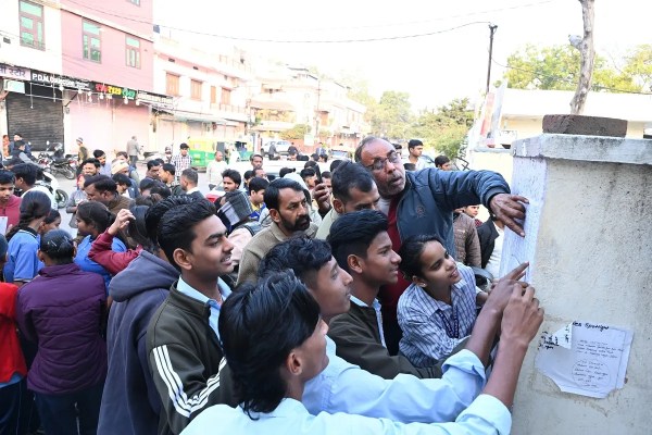 परीक्षा का समय सुबह 8.30 से 11.45 बजे तक निर्धारित किया गया है, जबकि विशेष श्रेणी के परीक्षार्थियों के लिए अतिरिक्त समय रखा गया है। किसी भी शिकायत या सूचना के लिए बोर्ड का कंट्रोल रूम 24 घंटे संचालित रहेगा, जहां परीक्षार्थी और अभिभावक संपर्क कर सकते हैं। 