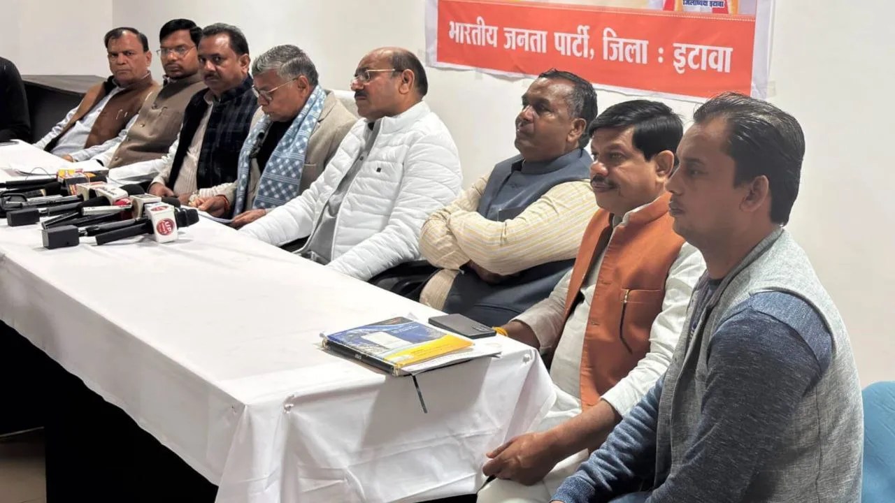 बैठक में शामिल जिला प्रभारी मंत्री, फोटो सोर्स- 'X' धर्मवीर प्रजापति