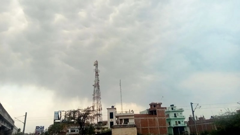 आसमान में घने काले बादल, फोटो सोर्स- पत्रिका