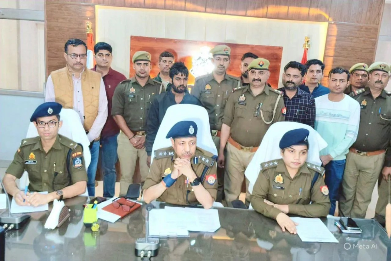 घटना का खुलासा करते पुलिस अधीक्षक, फोटो सोर्स- उन्नाव पुलिस