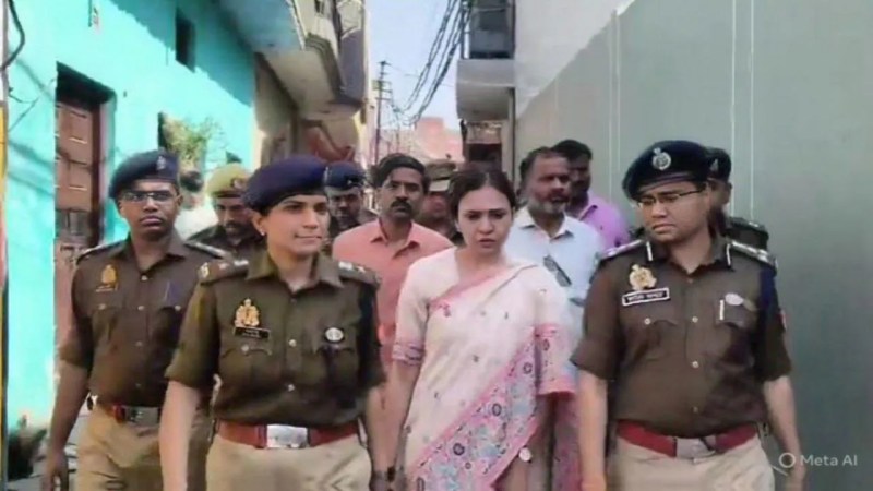 घटनास्थल का निरीक्षण करने पहुंचे डीआईजी, फोटो सोर्स- फर्रुखाबाद पुलिस