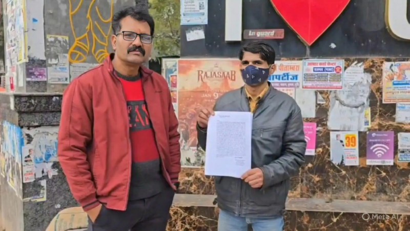 नर सेवा नारायण सेवा के संस्थापक के साथ खड़ा पीड़ित, फोटो सोर्स- पत्रिका