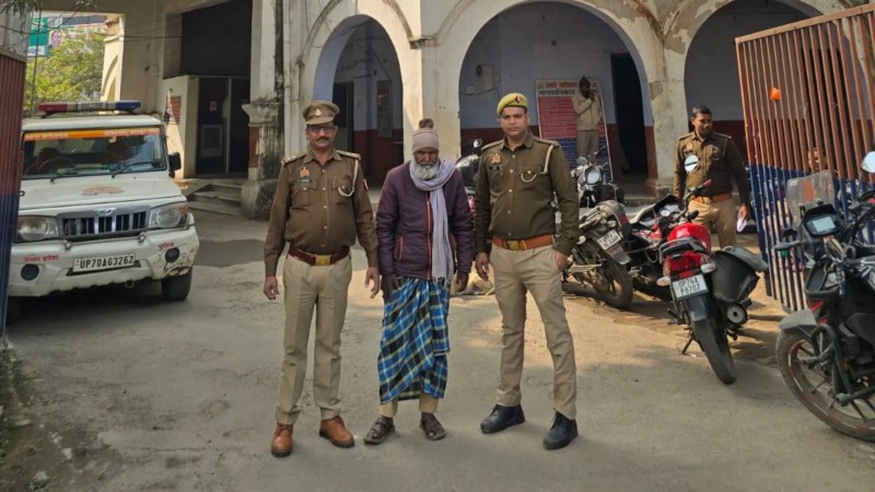 पुलिस की गिरफ्त में आरोपी, फोटो सोर्स- कानपुर कमिश्नरेट पुलिस
