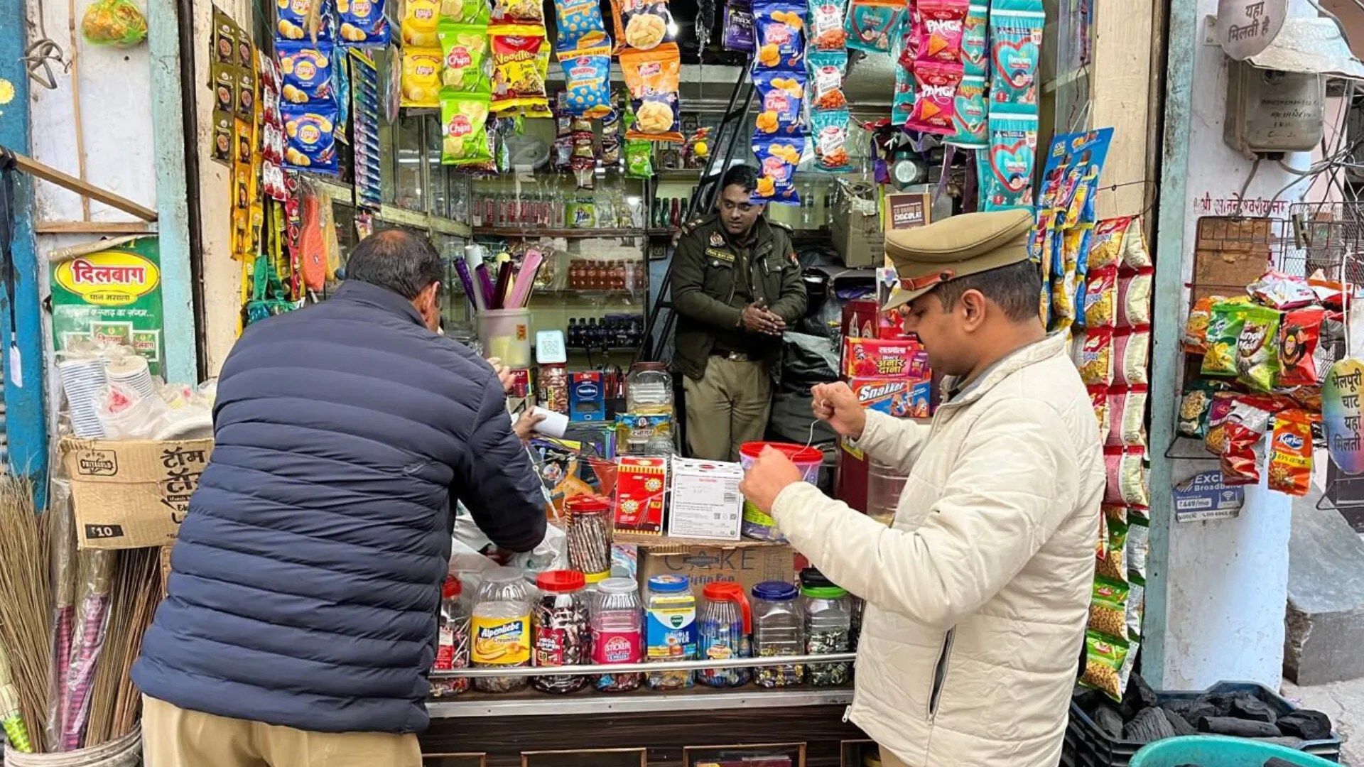 दुकान का निरीक्षण, फोटो सोर्स- 'X' पुलिस कमिश्नरेट कानपुर