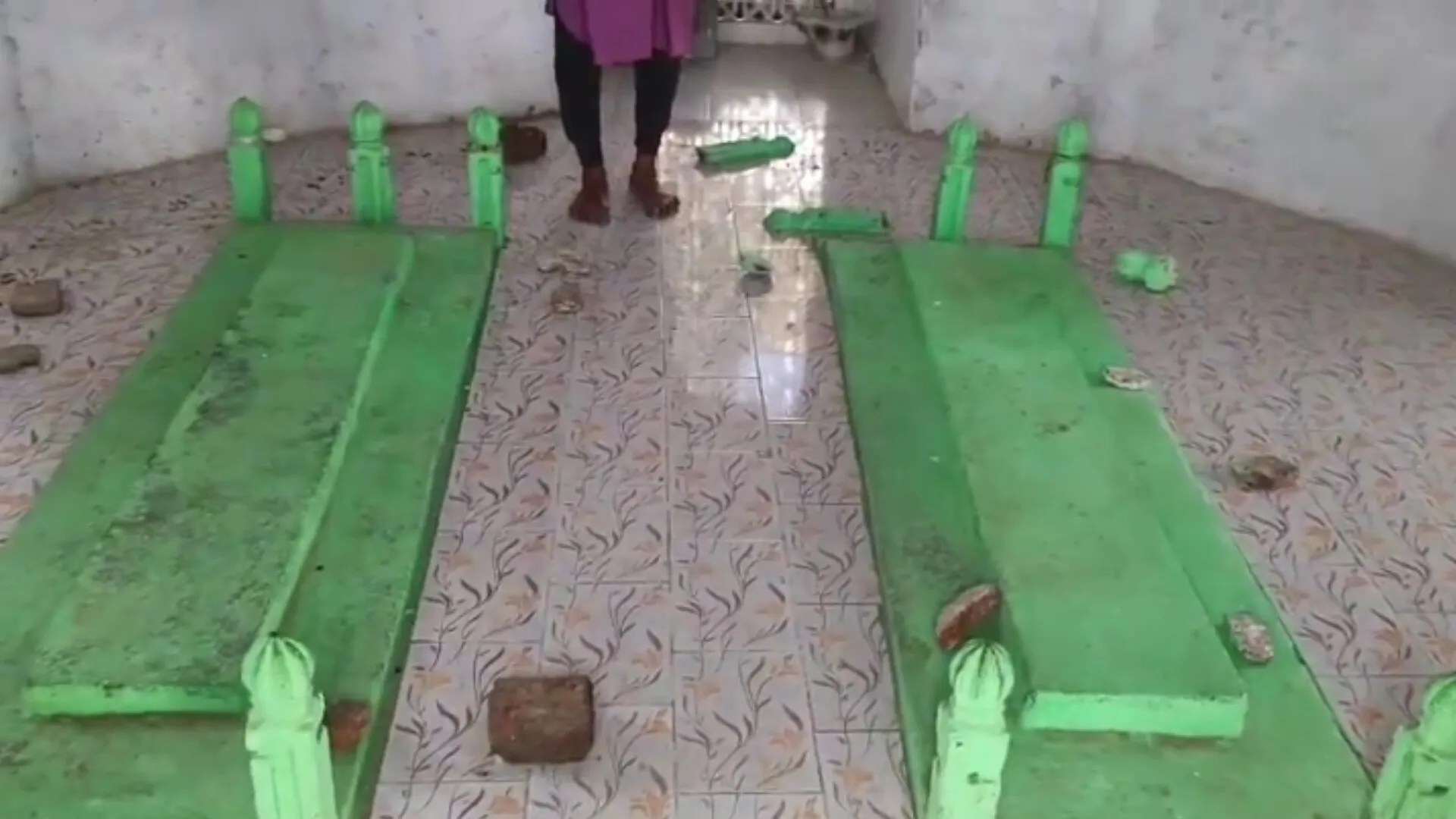 कब्र में की गई तोड़फोड़, फोटो सोर्स- पत्रिका