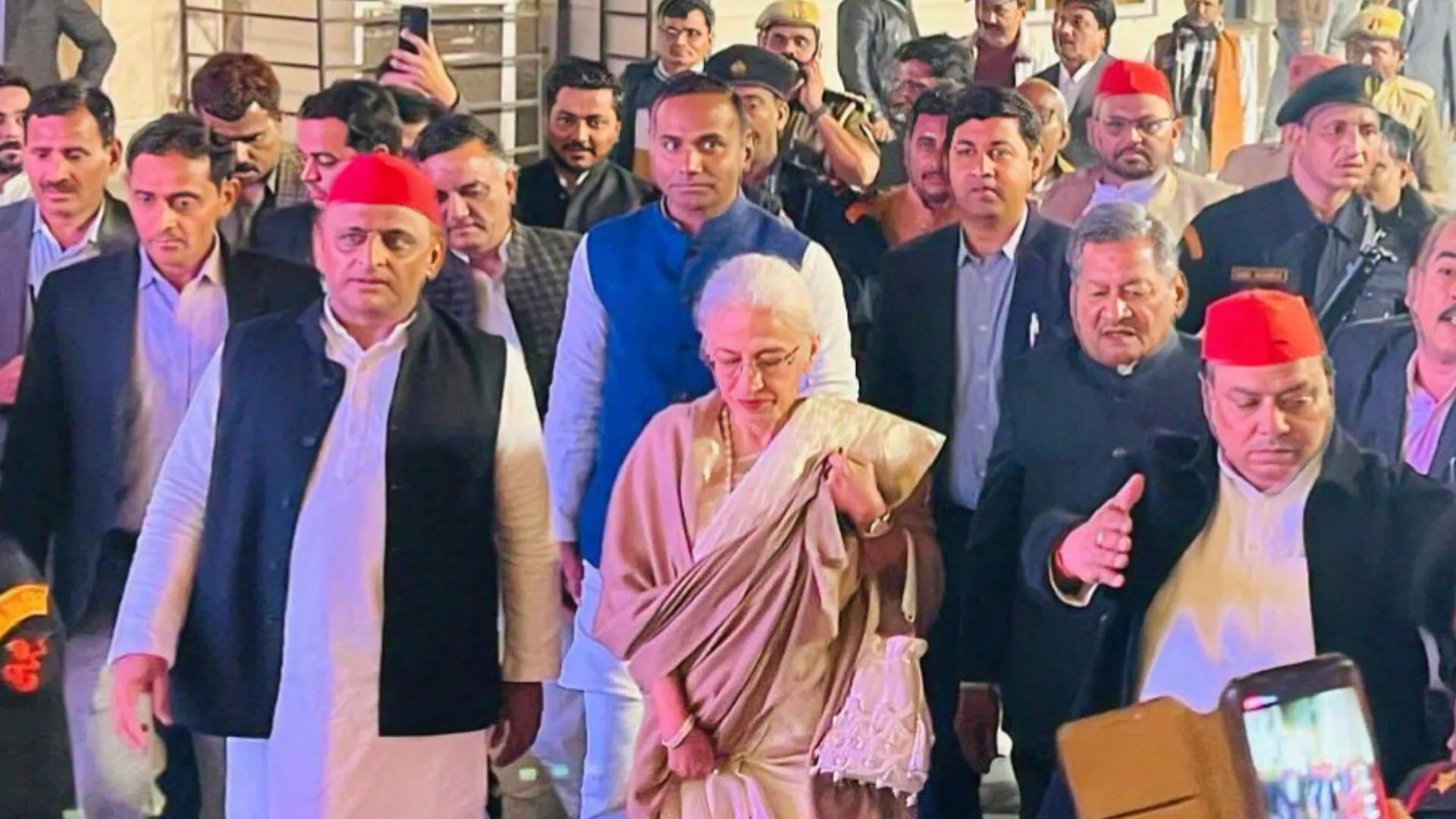 अखिलेश यादव, अन्नू टंडन और राजेश यादव कार्यक्रम में, फोटो सोर्स- 'X' सपा जिलाध्यक्ष