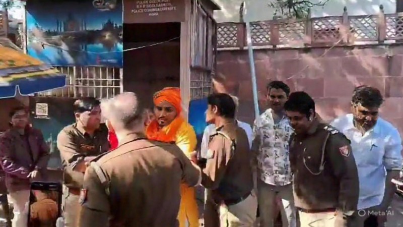 गोमूत्र लेकर जाते हिंदू संगठन के कार्यकर्ता को रोकते पुलिस, फोटो सोर्स- पत्रिका