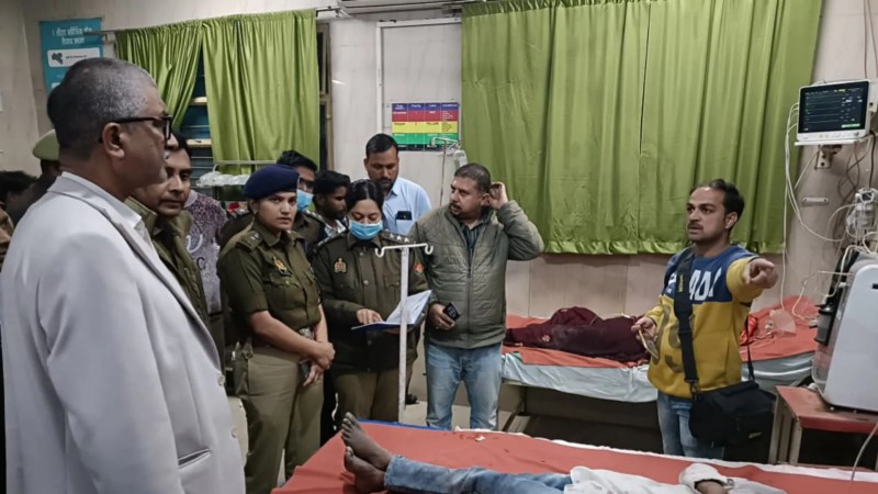 अस्पताल में घायलों से बातचीत करते डीएम-एसपी, फोटो सोर्स- फर्रुखाबाद पुलिस