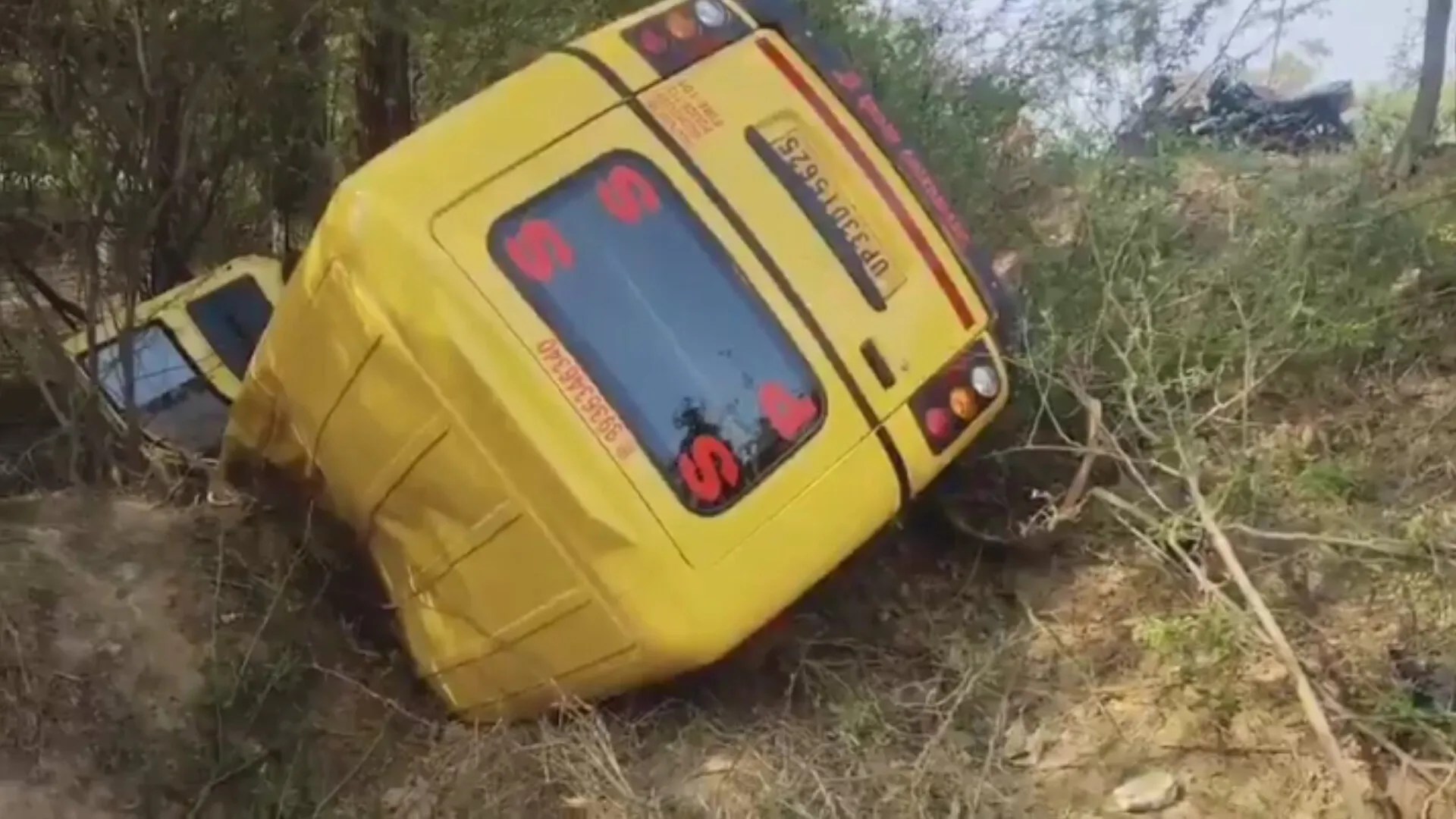 दुर्घटनाग्रस्त स्कूली वैन, फोटो सोर्स- पत्रिका