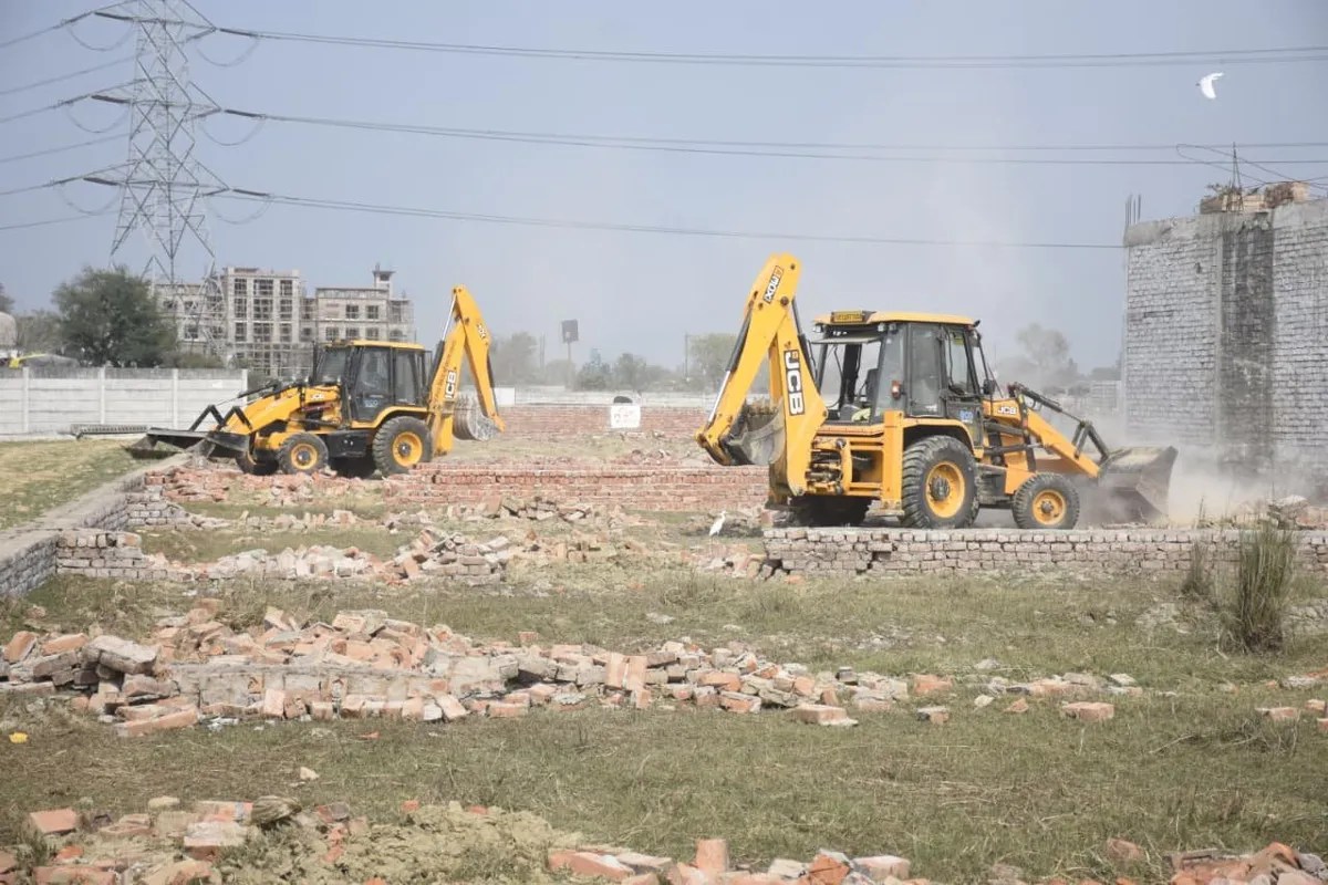 लखनऊ में LDA का बुलडोजर एक्शन, चिनहट-दुबग्गा की 10 अवैध प्लाटिंग ध्वस्त, हजरतगंज निर्माण सील