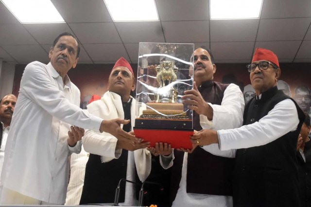 2027 चुनाव से पहले बदले सियासी समीकरण