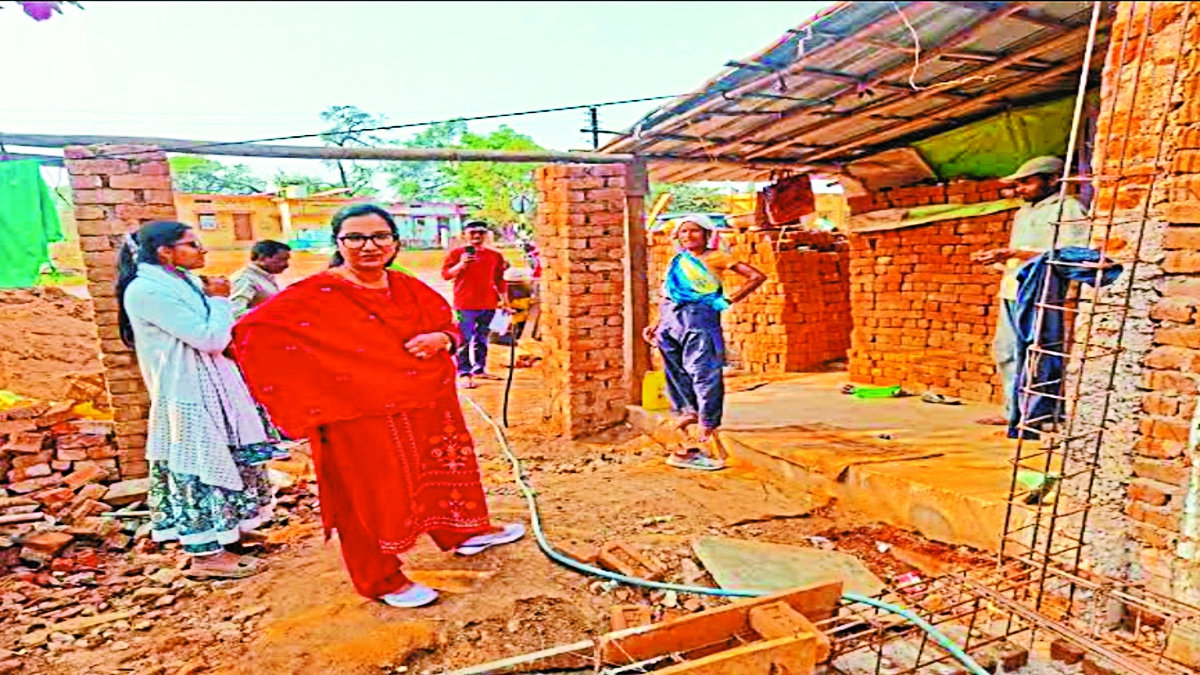 केंद्र सरकार की महत्वपूर्ण प्रधानमंत्री आवास योजना में हितग्राहियों की लापरवाही देखने को मिल रही है। तीन माह पूर्व 21 हजार 448 हितग्राहियों के खाते में योजना के तहत प्रथम किस्त की राशि डाली गई है।