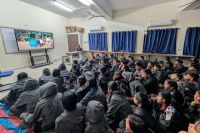 बाड़मेर। पीएम श्री केन्द्रीय विद्यालय जालीपा छावनी में प्रधानमंत्री नरेंद्र मोदी के परीक्षा पे चर्चा 2026 कार्यक्रम के कार्यक्रम का प्रसारण कर विद्यर्थियों में नई ऊर्जा और आत्मविश्वास का संचार किया गया। कक्षा 6 से 12 तक के छात्रों ने प्रसारण उत्साह से देखा और प्ररेणा ग्रहण की। कार्यक्रम का प्रसारण प्रातः 10 बजे शुरु हुआ। विद्यार्थियों के साथ शिक्षकगण भी उपस्थित रहे। परीक्षा पे चर्चा कार्यक्रम विभिन्न डिजिटल और शैक्षिक पोर्टलों के माध्यम से लाइव प्रसारित हुआ। अपने संबोधन में प्रधानमंत्री नरेंद्र मोदी ने विद्यार्थियों, शिक्षकों और अभिभावकों से परीक्षा संबंधी तनाव, प्रभावी तैयारी की रणनीतियां, समय प्रबंधन, आत्मअनुशासन तथा मानसिक और शारीरिक स्वास्थ्य जैसे महत्वपूर्ण विषयों पर संवाद किया। प्रधानमंत्री ने विद्यार्थियों को संबोधित करते हुए परीक्षा को डर या बोझ न मानकर उत्सव के रूप में लेने की प्रेरणा दी। लेखन अभ्यास, स्मृति भंडारण और आत्ममूल्यांकन जैसे उपायों को अपनाकर अध्ययन को रोचक बनाने के सुझाव भी दिए। विद्यालय के प्राचार्य किशना राम सेंवर, शिक्षकों और कर्मचारियों के सहयोग से यह कार्यक्रम सफलतापूर्वक संपन्न हुआ। सेंवर ने कहा कि परीक्षा पे चर्चा कार्यक्रम ने विद्यालय की औपचारिक शिक्षा को नई दिशा प्रदान की है। यह न केवल विद्यार्थियों की रचनात्मक ऊर्जा को प्रोत्साहित करता है, बल्कि उन्हें मानसिक रूप से सशक्त भी बनाता है। कार्यक्रम के पश्चात विद्यार्थियों ने अपने अनुभव साझा करते हुए बताया कि प्रधानमंत्री के प्रेरणादायी संदेशों से उनका परीक्षा भय काफी हद तक दूर हुआ है और आत्मविश्वास में उल्लेखनीय वृद्धि हुई है। विद्यार्थियों ने इसे एक प्रेरक और जीवन बदलने वाला अनुभव बताया, जो आगामी बोर्ड परीक्षाओं के लिए अत्यंत सहायक सिद्ध होगा।