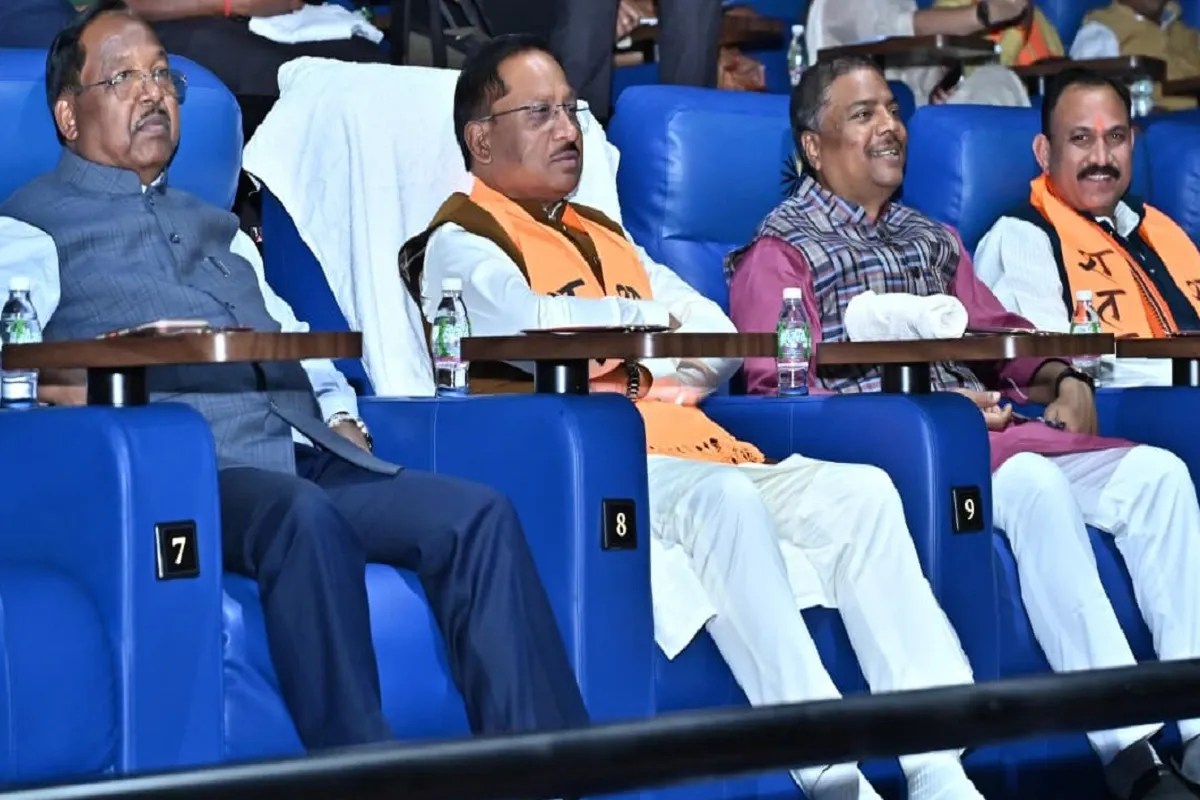 Raipur: वीर सावरकर की पुण्यतिथि पर सीएम साय ने देखी आरएसएस पर आधारित फिल्म शतक