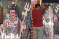 देश कल यानी 15 फरवरी को महाशिवरात्रि का त्योहार मनाएगा। ऐसे में उससे पहले रजनीकांत के एक फैन ने सुपरस्टार की फोटो पर दूध चढ़ाया और पूजा की है।