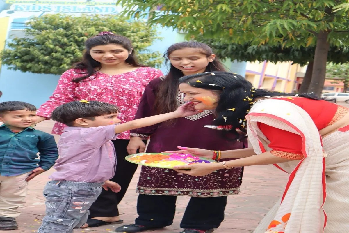 परिसर में बनाई होलिका, रंग-गुलाल से सराबोर रहे बच्चे