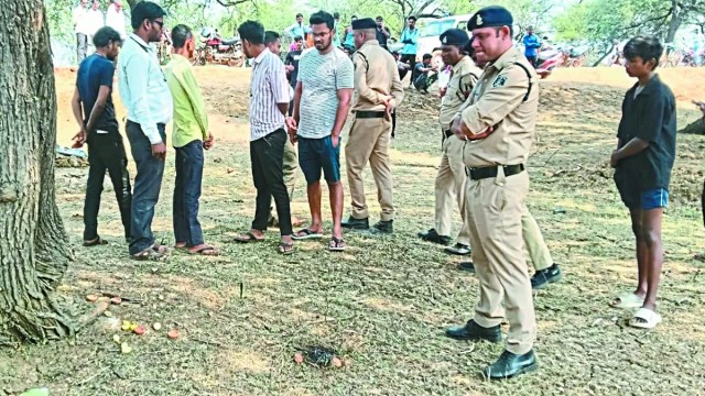 ग्रामीणों व पुलिस को घटना स्थल पर मांस के टुकड़े व पान के पत्ते, कटा हुआ नींबू और बंदन मिला।