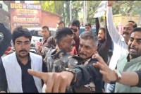 लखनऊ में UGC रेगुलेशन के खिलाफ सवर्ण मोर्चा का प्रदर्शन, परिवर्तन चौराहे से गांधी प्रतिमा तक मार्च को लेकर तनाव (फोटो सोर्स : WhatsApp News Group)