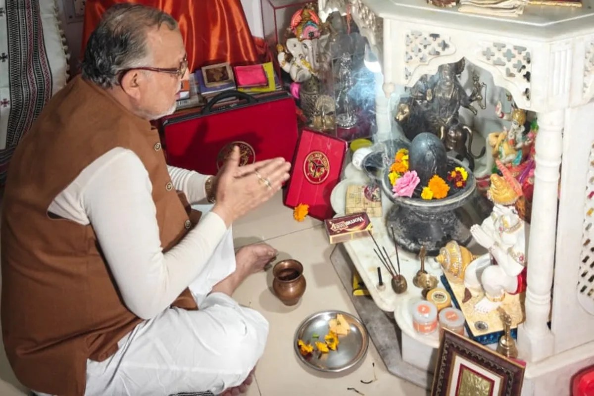 उत्तर प्रदेश बजट 2026-27 से पहले विधिवत पूजन, प्रदेश की समृद्धि और जनकल्याण की कामना (फोटो सोर्स : WhatsApp News Group)