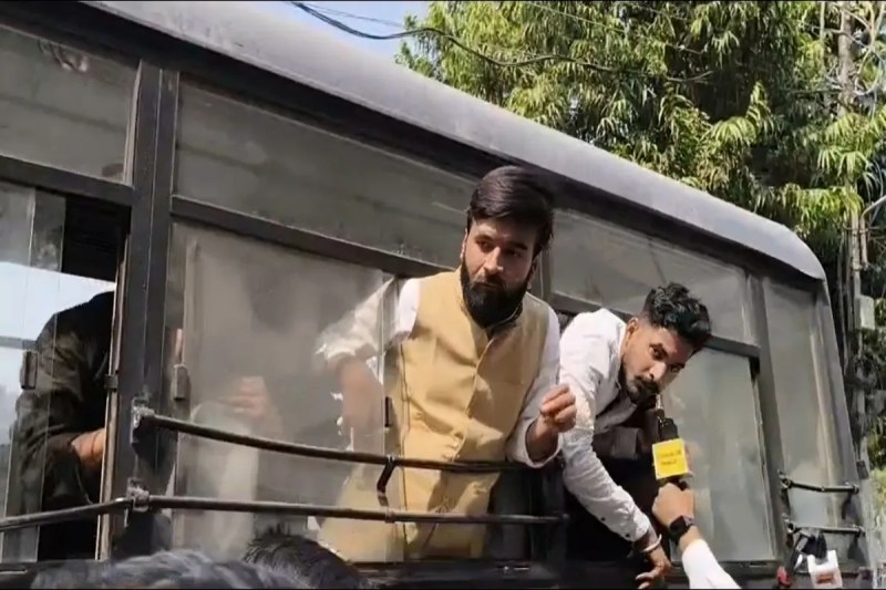 नमाज विवाद के बाद हनुमान चालीसा, लाल बारादरी बना टकराव का केंद्र (फोटो सोर्स : WhatsApp News Group)