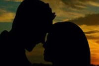 पति और दो बच्चों को छोड़ भांजे के साथ मामी फरार,