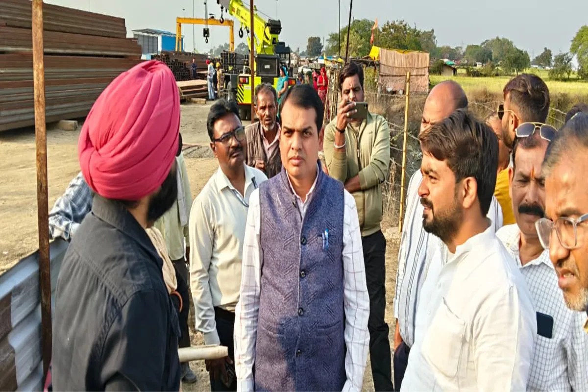 Farmers demanded a 30-foot path, but BPCL left only six feet, protesting and halting work.