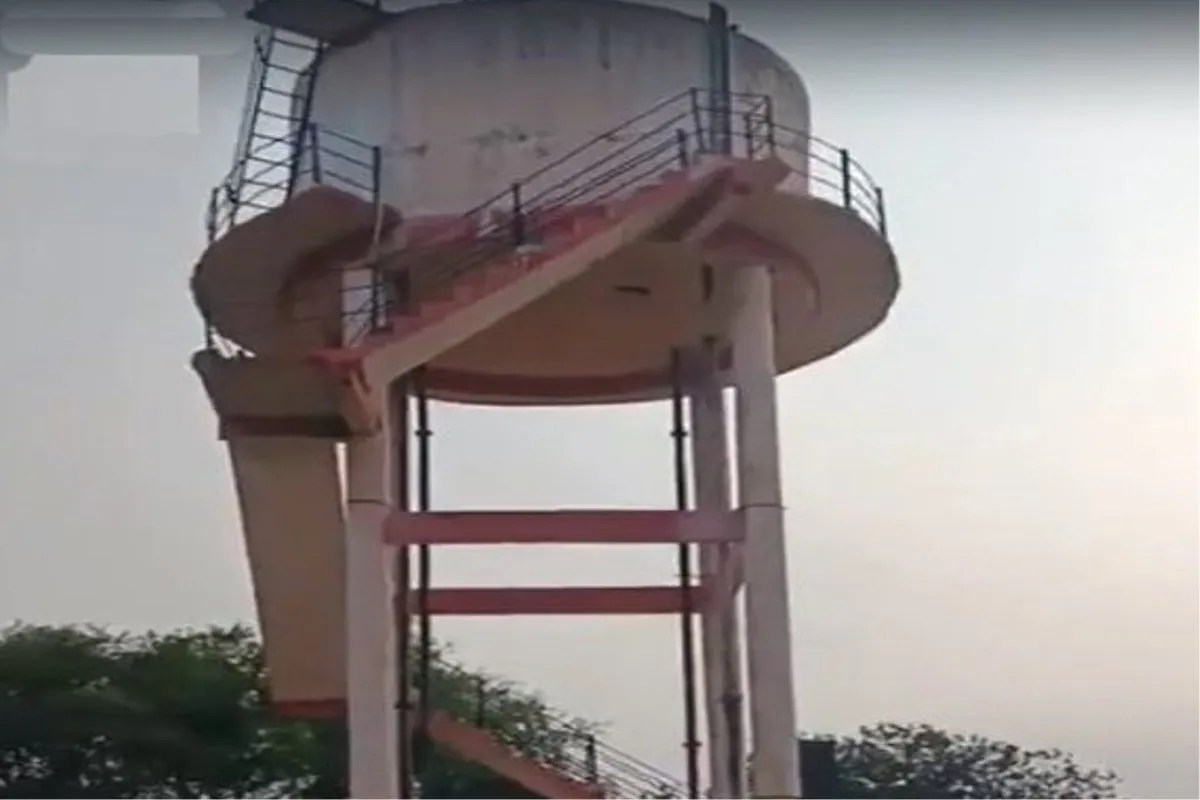 Panchayats are not taking over the tank from PHE due to poor construction, villagers are facing water problems.