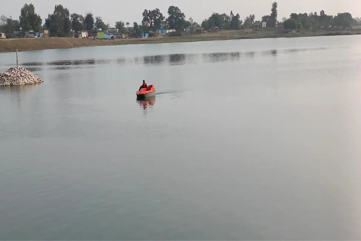 Earlier, the pond used to smell of water chestnut crop and weeds, the Panchayat put four boats in, people are coming to visit.