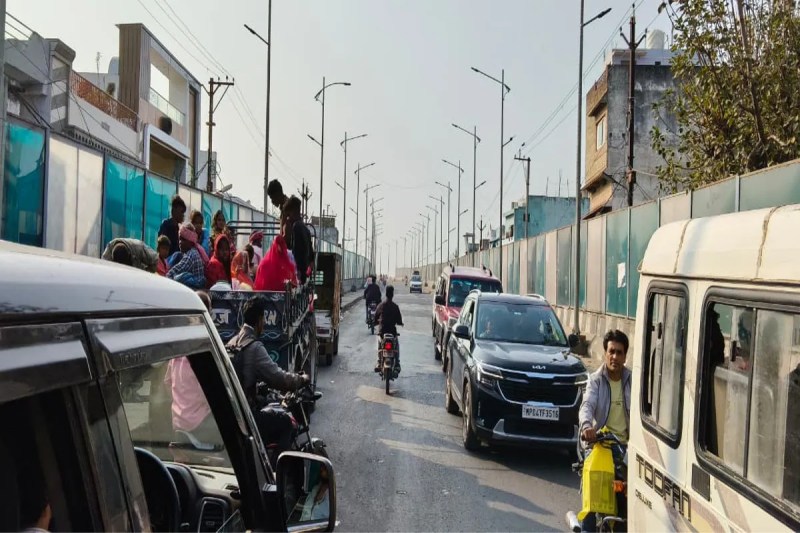 Parking on the overbridge is troubling drivers, and those responsible are not paying attention.