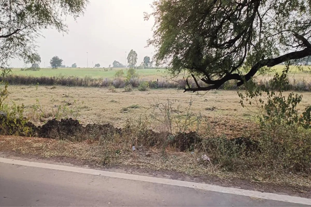 Farmers said the refinery management does not allow vehicles to be taken from the main road to the fields by building ramps.