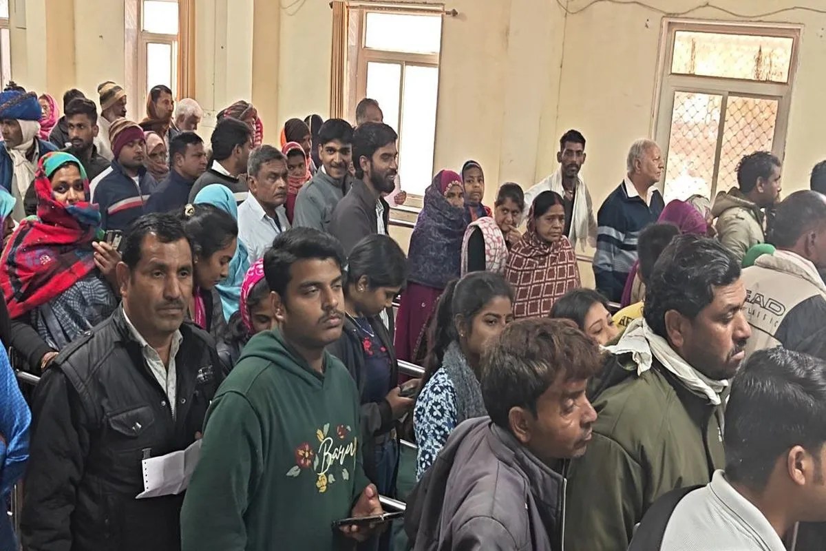 Cold wind in the morning, bright sunshine in the afternoon, and frost in the evening