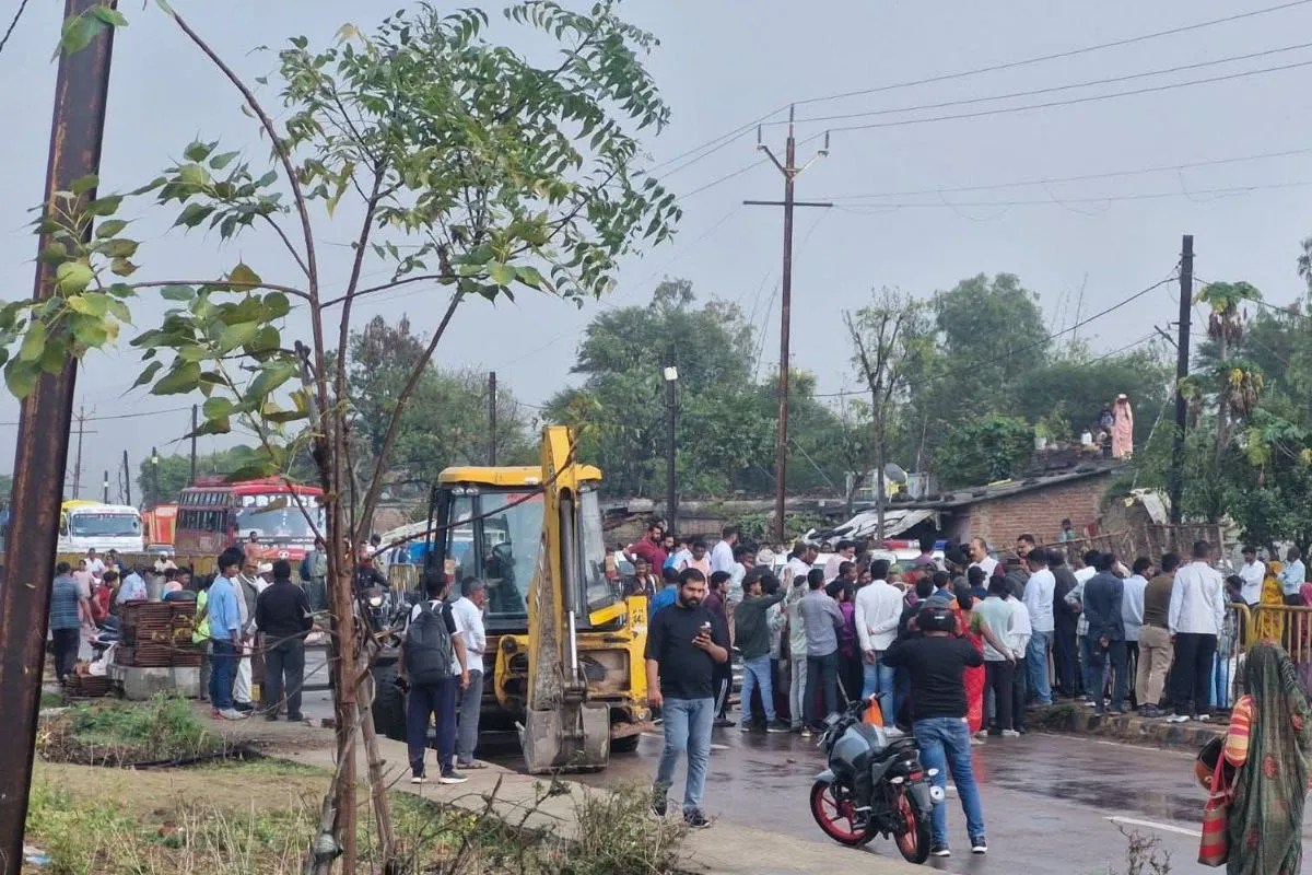 stone pelting on encroachment removing team Rewa-Sidhi highway blocked mp news