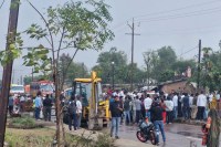 stone pelting on encroachment removing team Rewa-Sidhi highway blocked mp news