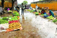 बरसात से प्रभावित हुआ साप्ताहिक हाट, पानी में बही सब्जियां