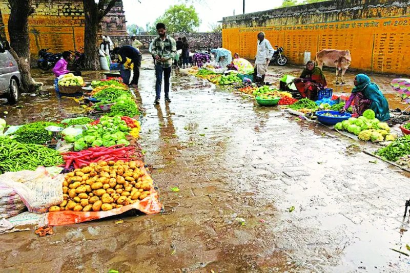 बरसात से प्रभावित हुआ साप्ताहिक हाट, पानी में बही सब्जियां